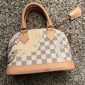 This purse is like new.